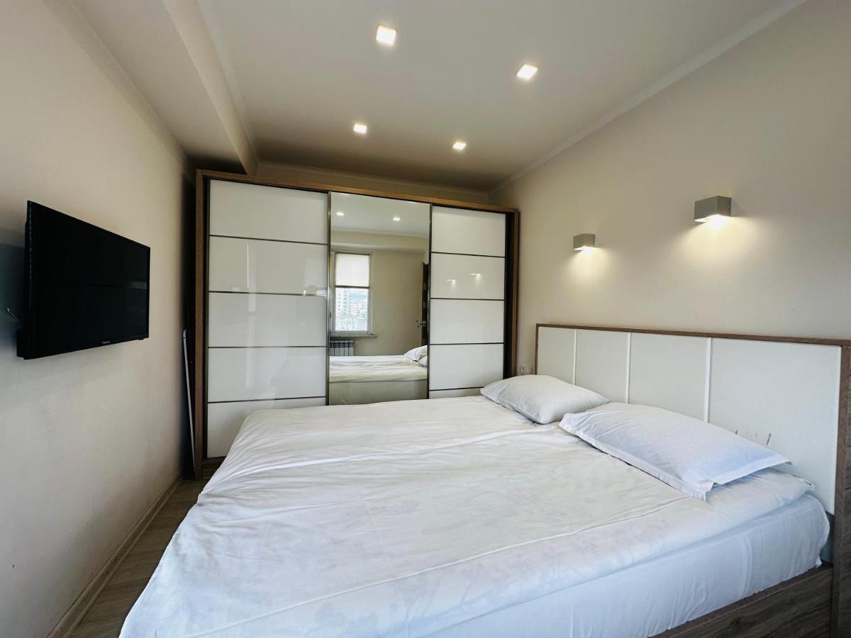 Suite Apartment On Pushkin Street Yerevan Bagian luar foto