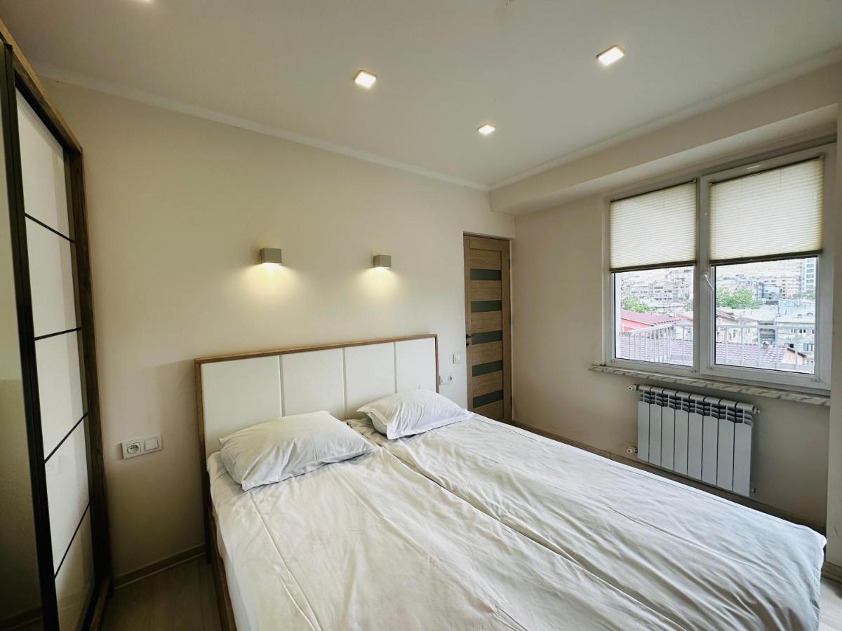 Suite Apartment On Pushkin Street Yerevan Bagian luar foto
