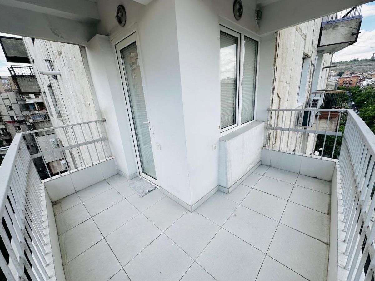 Suite Apartment On Pushkin Street Yerevan Bagian luar foto